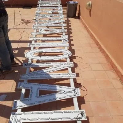 enseignes lumineuses en métal